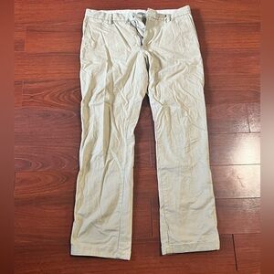 Old Navy classic straight 32x32 khaki pants